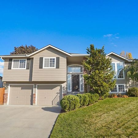 Hot Tub! Sleeps 8-11Upscale Area Villa Spokane Exterior photo