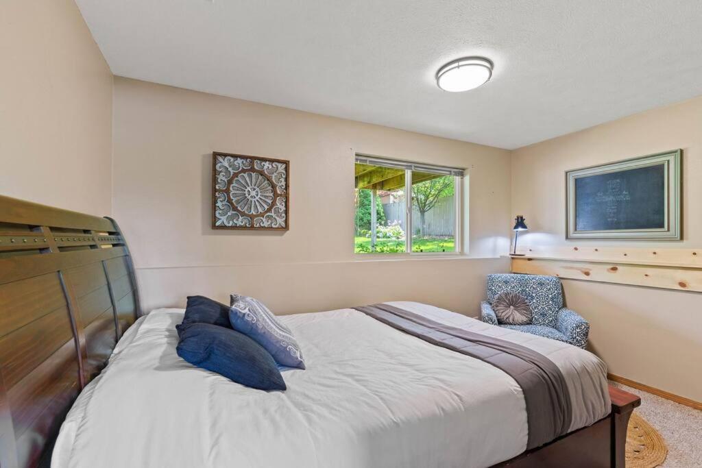Hot Tub! Sleeps 8-11Upscale Area Villa Spokane Exterior photo