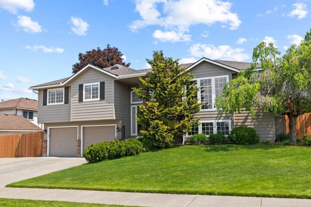 Hot Tub! Sleeps 8-11Upscale Area Villa Spokane Exterior photo
