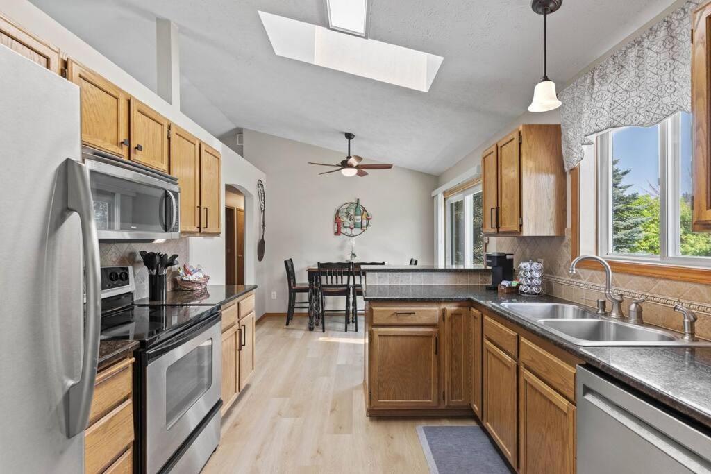 Hot Tub! Sleeps 8-11Upscale Area Villa Spokane Exterior photo