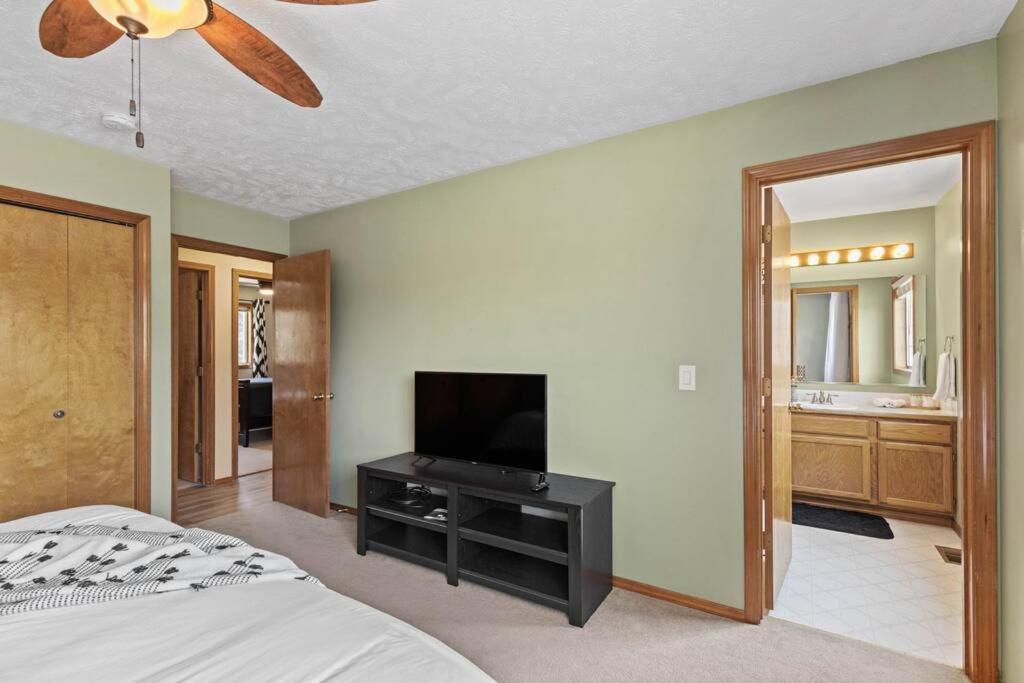 Hot Tub! Sleeps 8-11Upscale Area Villa Spokane Exterior photo