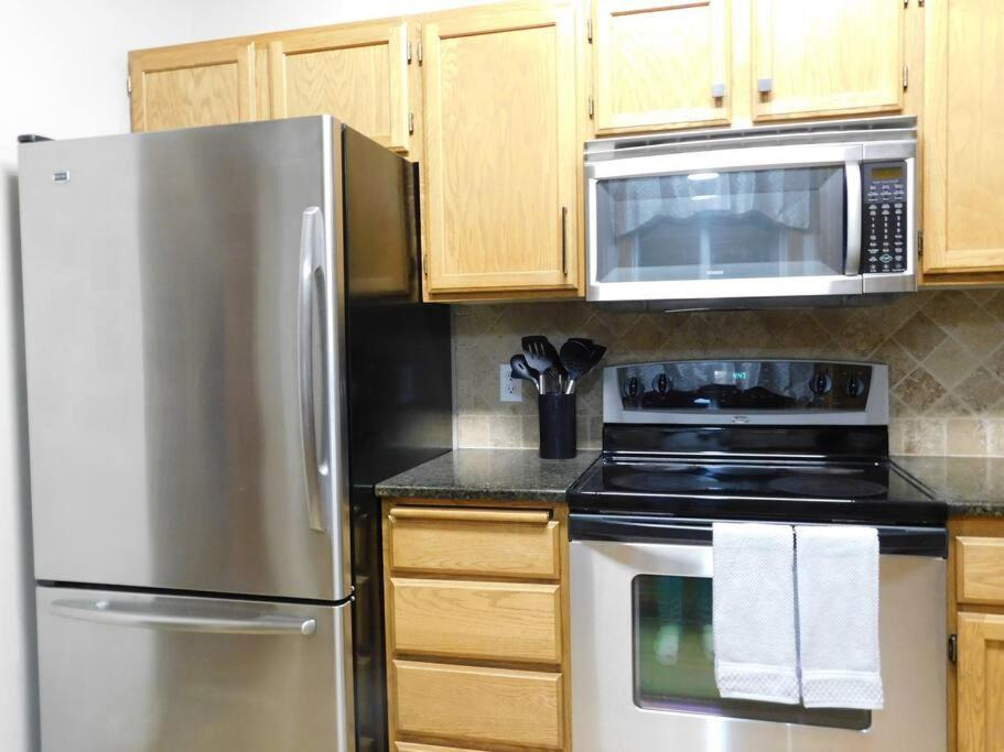 Hot Tub! Sleeps 8-11Upscale Area Villa Spokane Exterior photo