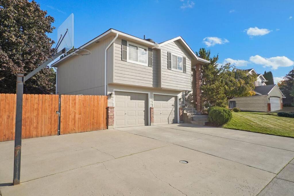 Hot Tub! Sleeps 8-11Upscale Area Villa Spokane Exterior photo