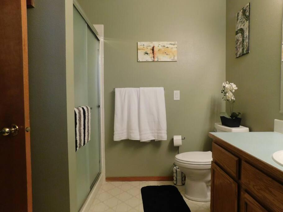 Hot Tub! Sleeps 8-11Upscale Area Villa Spokane Exterior photo