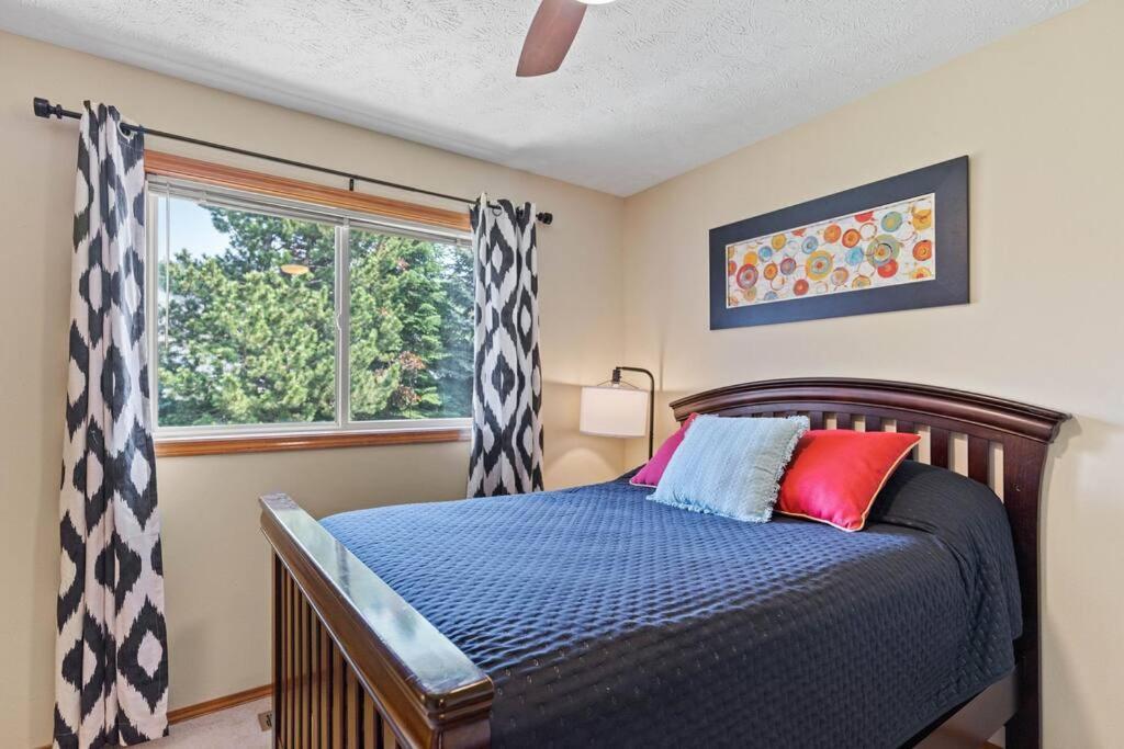 Hot Tub! Sleeps 8-11Upscale Area Villa Spokane Exterior photo