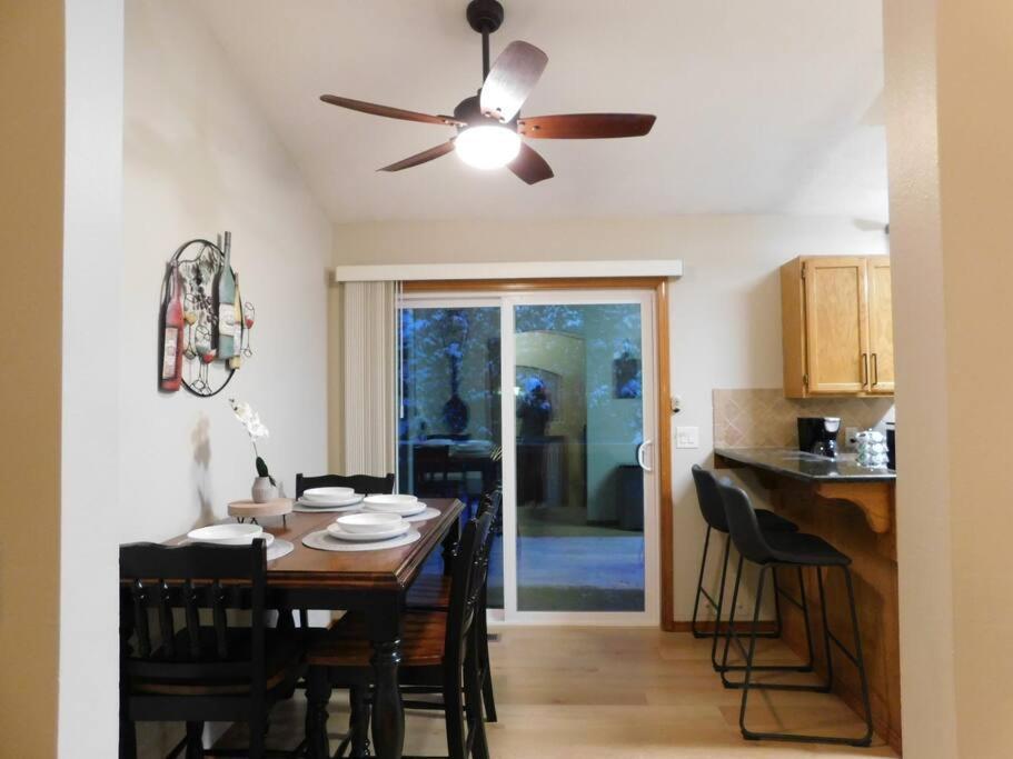 Hot Tub! Sleeps 8-11Upscale Area Villa Spokane Exterior photo