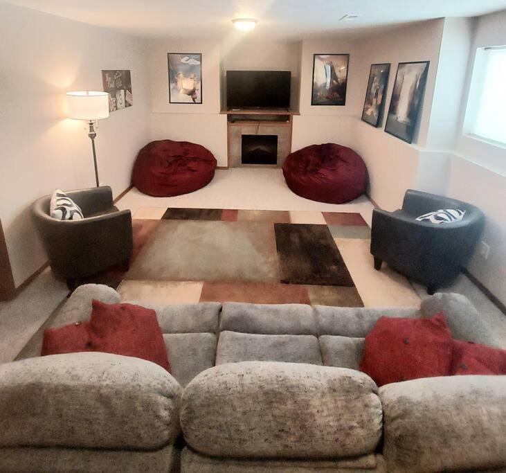 Hot Tub! Sleeps 8-11Upscale Area Villa Spokane Exterior photo