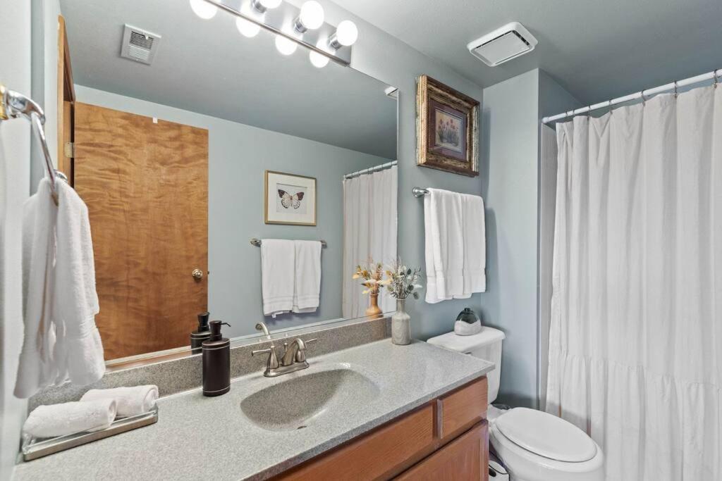 Hot Tub! Sleeps 8-11Upscale Area Villa Spokane Exterior photo