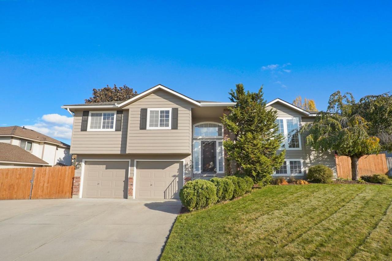 Hot Tub! Sleeps 8-11Upscale Area Villa Spokane Exterior photo